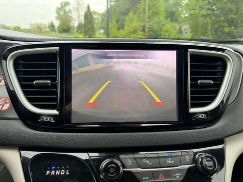 Used 2023 Chrysler Pacifica Touring-L FWD image 14