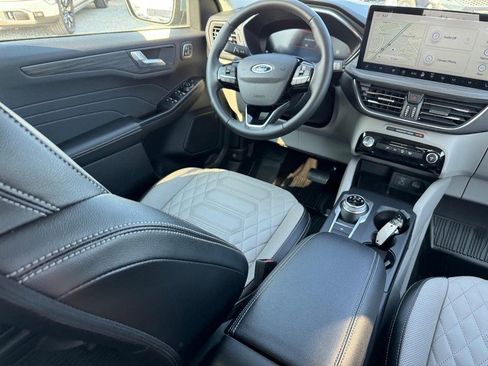 Used 2023 Ford Escape SE w/ PHEV Premium Package image 14