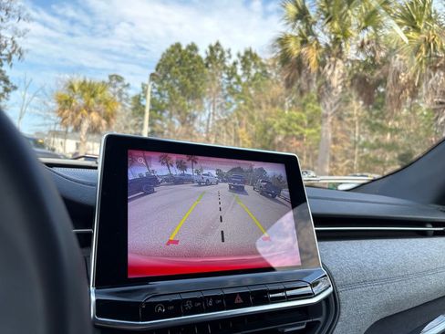 Used 2024 Jeep Compass Latitude image 14