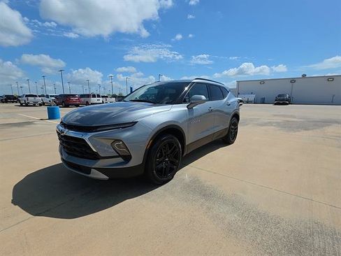 Used 2024 Chevrolet Blazer LT w/ Convenience Package FWD image 2