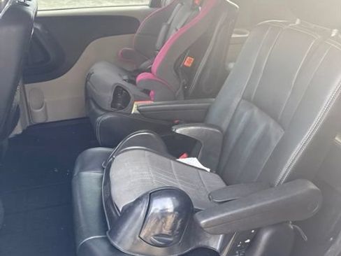 Used 2014 Chrysler Town & Country Touring FWD image 6