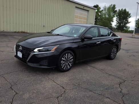 Used 2024 Nissan Altima 2.5 SV FWD image 3