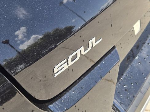 Used 2025 Kia Soul LX w/ LX Technology Package FWD image 16