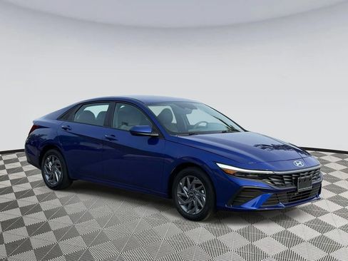 Used 2025 Hyundai Elantra Hybrid FWD image 1