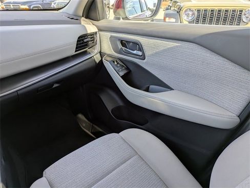 Used 2023 Nissan Rogue SV image 18