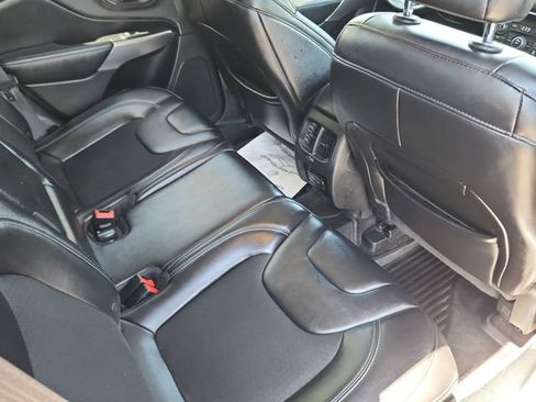 Used 2019 Jeep Cherokee Latitude Plus AWD/4WD image 18