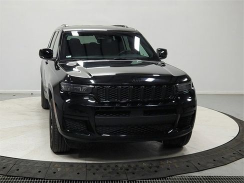 Used 2024 Jeep Grand Cherokee L Laredo image 2
