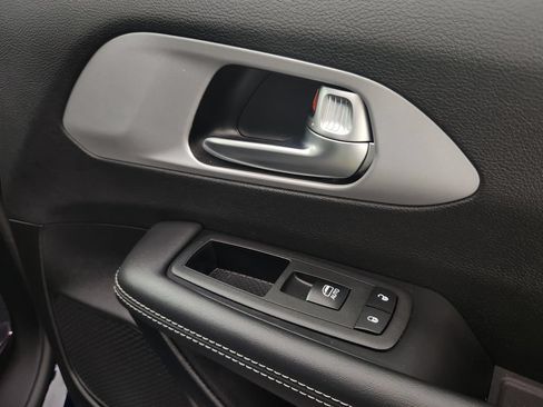 Used 2025 Chrysler Pacifica Limited AWD/4WD image 15