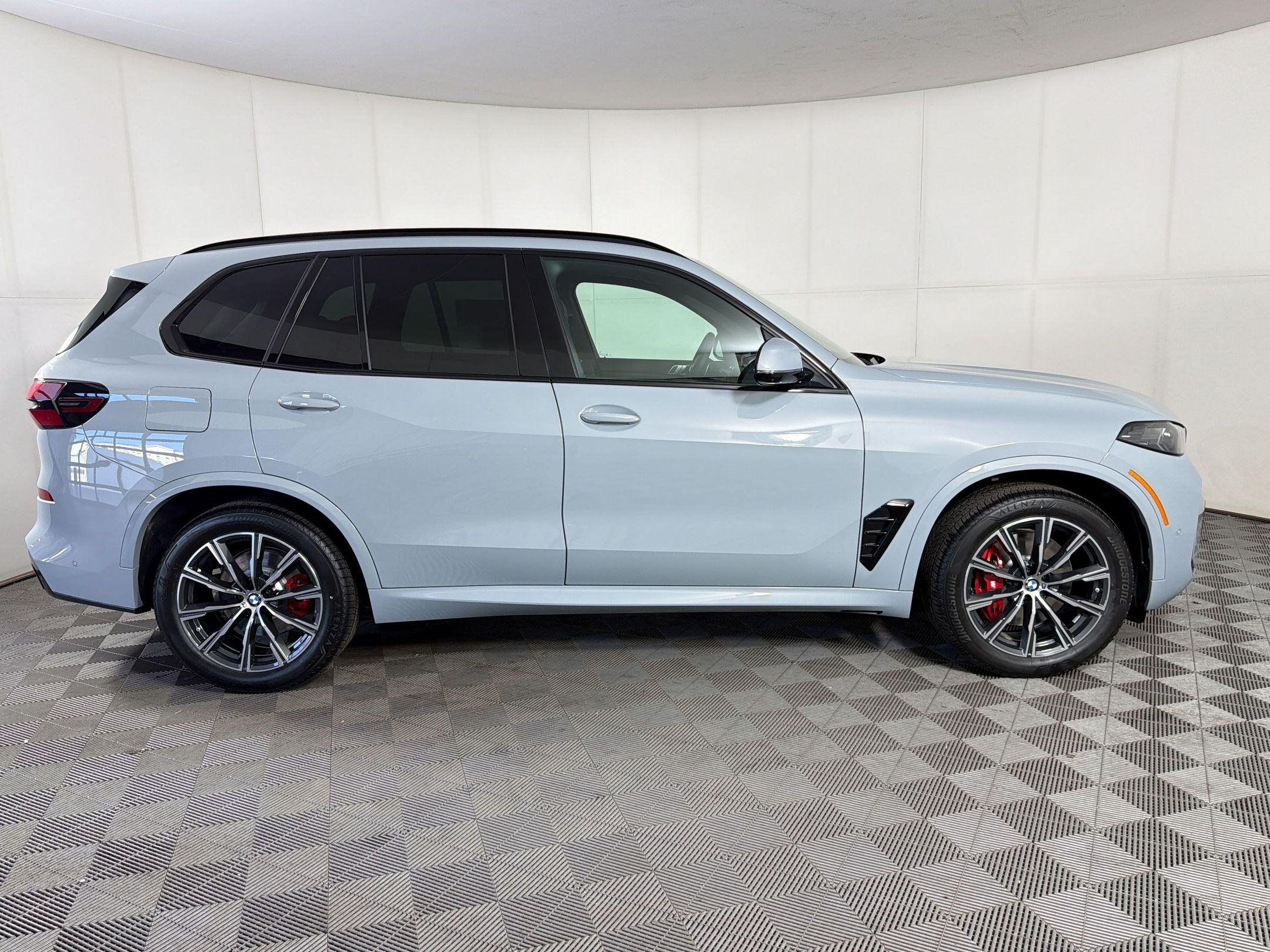 New 2026 BMW X5 xDrive40i w/ M Sport Package AWD/4WD image 8