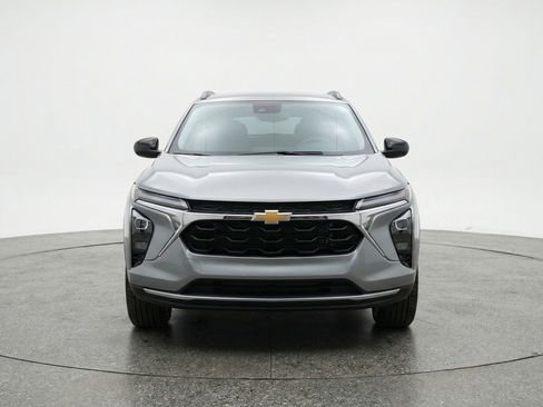 Used 2025 Chevrolet Trax LT FWD image 2