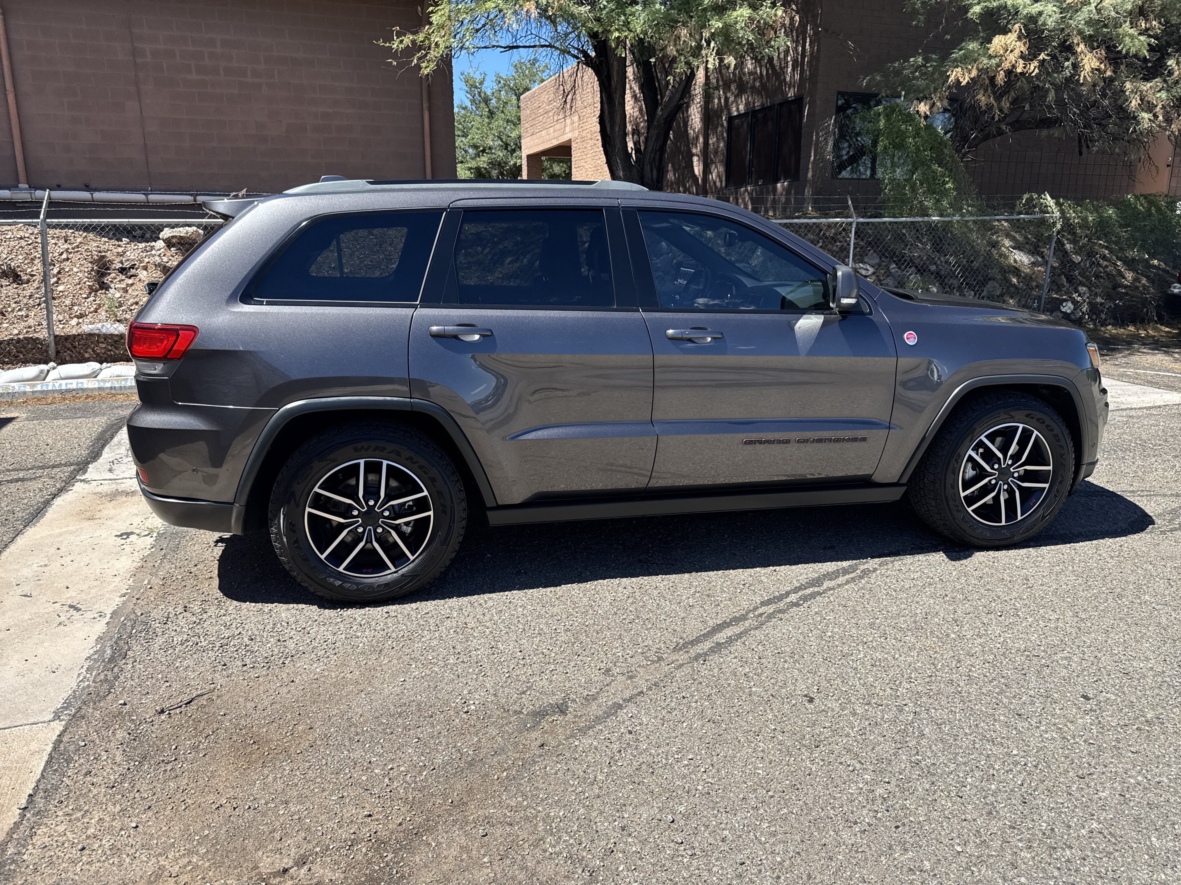 Used 2020 Jeep Grand Cherokee Trailhawk w/ Premium Lighting Group AWD/4WD image 8