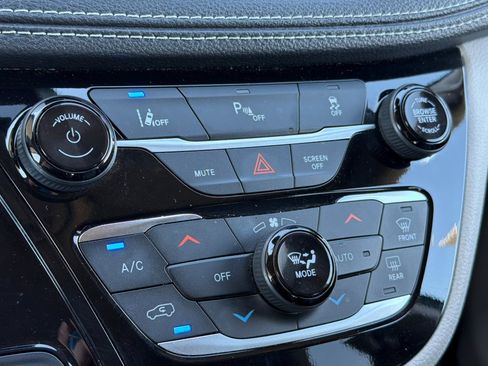 Used 2023 Chrysler Pacifica Touring-L FWD image 18