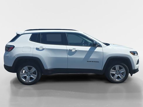 Used 2022 Jeep Compass Latitude w/ Convenience Group AWD/4WD image 3