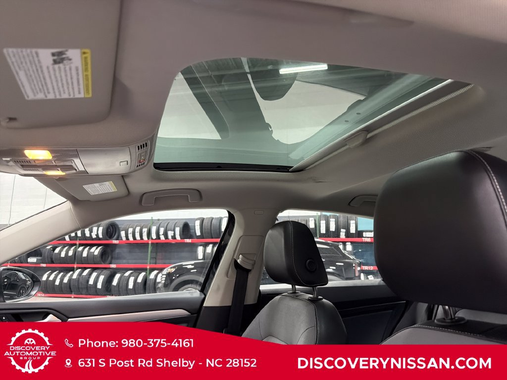 Used 2025 Volkswagen Jetta SE FWD image 30