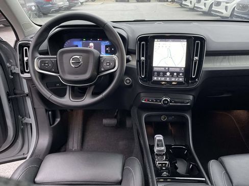 Used 2025 Volvo XC40 B5 Plus AWD/4WD image 4