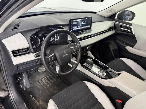 Used 2025 Mitsubishi Outlander AWD image 26