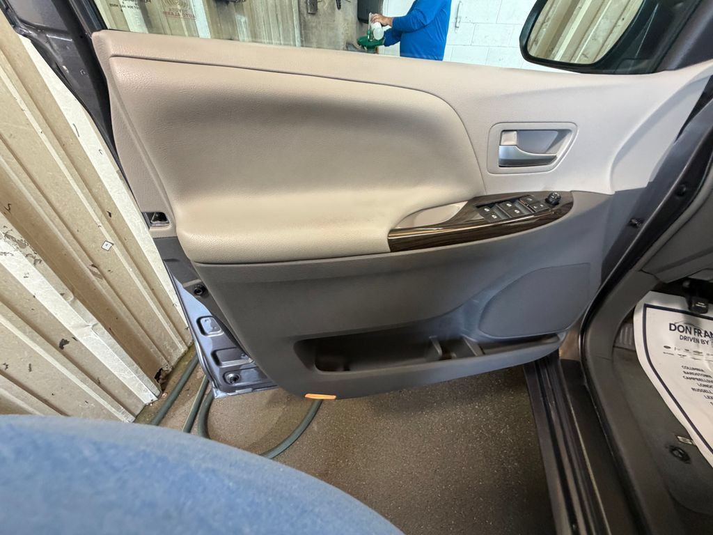 Used 2015 Toyota Sienna XLE AWD/4WD image 10
