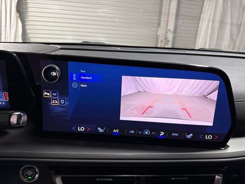 Used 2025 Chevrolet Traverse LT FWD image 31