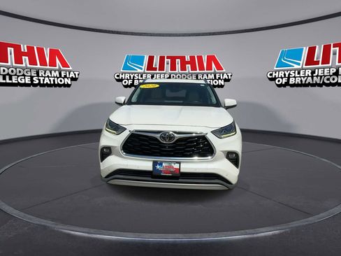 Used 2020 Toyota Highlander Platinum image 3