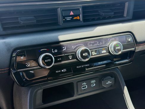 Used 2025 Honda Pilot TrailSport image 14