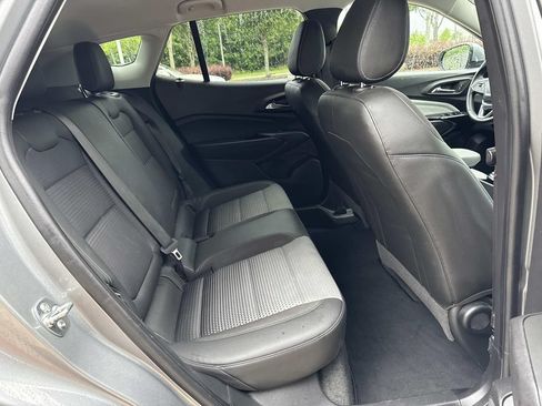 Used 2025 Chevrolet Trax LT w/ LT Convenience Package FWD image 13