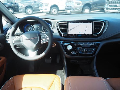 New 2026 Chrysler Pacifica Pinnacle image 25