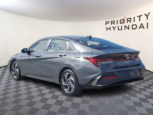 Used 2025 Hyundai Elantra SEL image 5