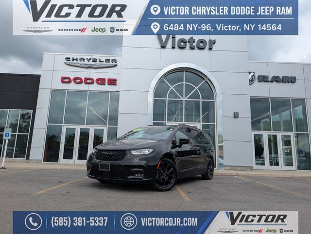 Used 2025 Chrysler Pacifica Limited FWD image 1