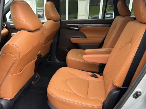 Used 2020 Toyota Highlander Platinum FWD image 11