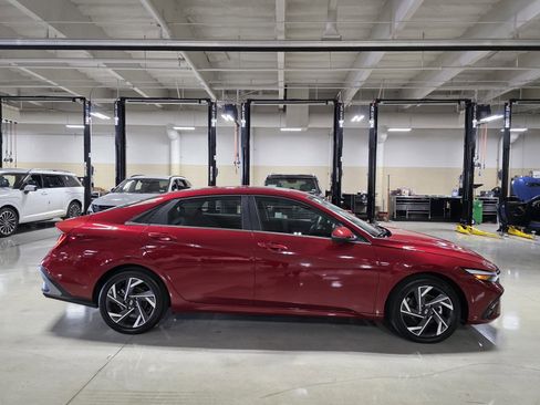 Certified 2025 Hyundai Elantra Limited image 8