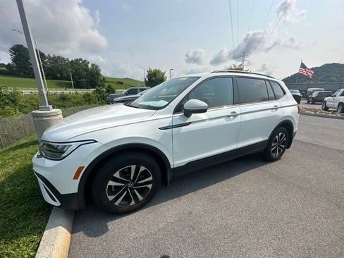 Used 2022 Volkswagen Tiguan SE R-Line AWD/4WD image 2