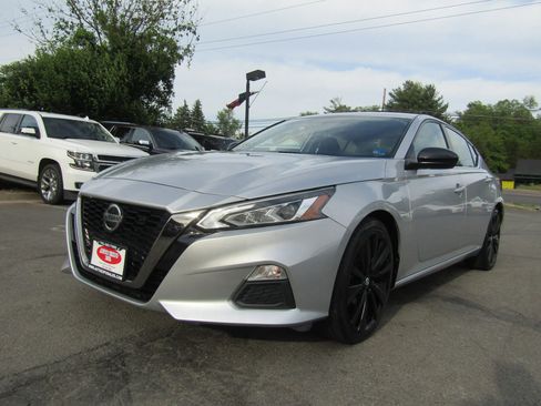 Used 2019 Nissan Altima 2.5 SR FWD image 2