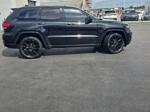 Used 2017 Jeep Grand Cherokee Altitude AWD/4WD image 9