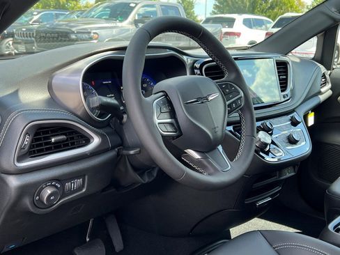 New 2026 Chrysler Pacifica Select image 15
