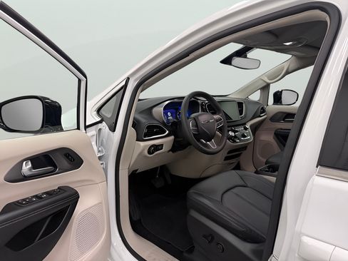Used 2024 Chrysler Pacifica Touring-L FWD image 9