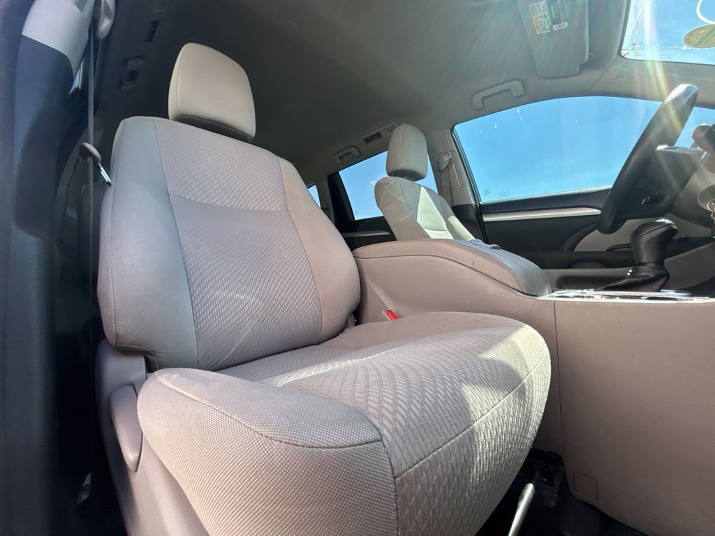 Used 2017 Toyota Highlander LE FWD image 24