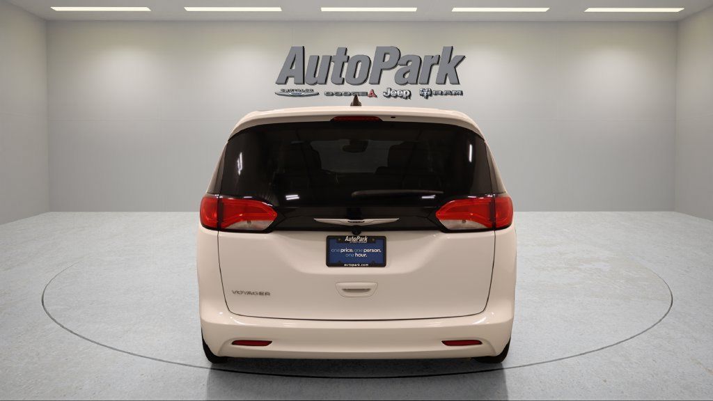 Certified 2023 Chrysler Voyager LX FWD image 9