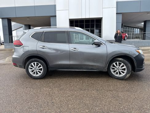 Used 2018 Nissan Rogue SV image 7