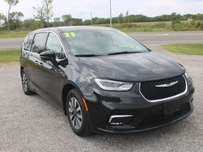 Used 2023 Chrysler Pacifica Touring-L