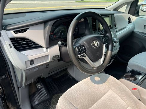 Used 2017 Toyota Sienna LE FWD image 15