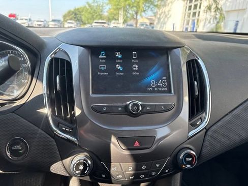 Used 2018 Chevrolet Cruze LT w/ Convenience Package FWD image 13