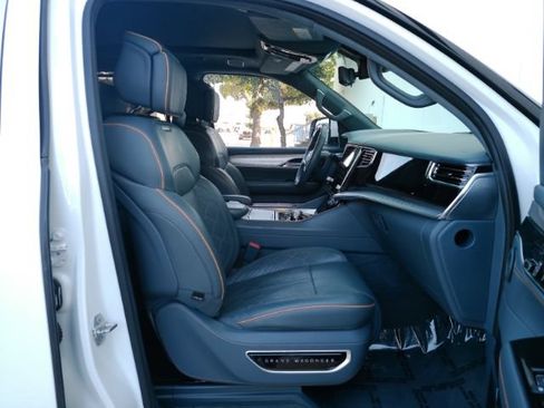 Used 2022 Jeep Grand Wagoneer Series III w/ Rear Seat Video Group 1 AWD/4WD image 26