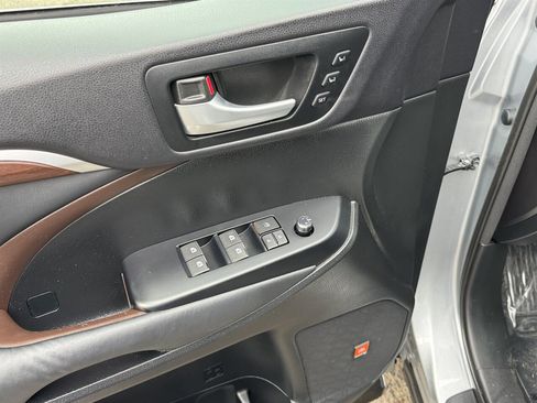 Used 2015 Toyota Highlander Limited w/ Driver Technology Package image 22