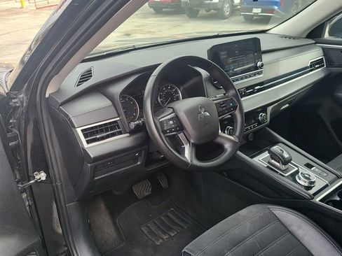 Used 2024 Mitsubishi Outlander SE image 3