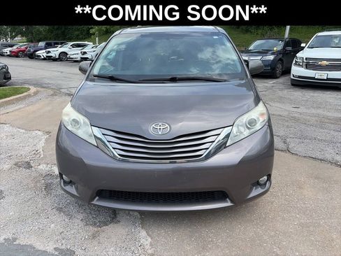 Used 2017 Toyota Sienna XLE FWD image 2