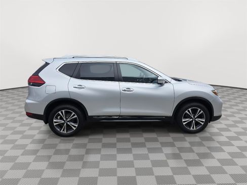 Used 2017 Nissan Rogue SL w/ SL Premium Package image 4