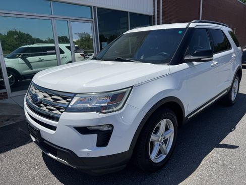 Used 2018 Ford Explorer XLT w/ Equipment Group 202A FWD image 5