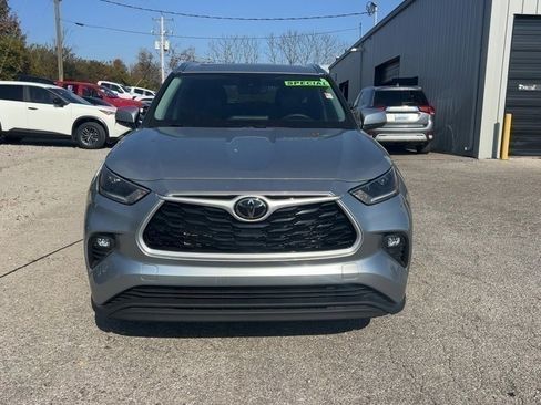 Used 2021 Toyota Highlander XLE image 3