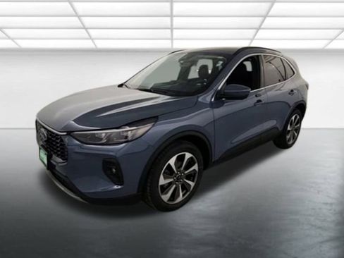 Used 2024 Ford Escape Platinum w/ Premium Technology Package image 3