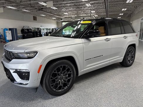 Used 2025 Jeep Grand Cherokee Summit AWD/4WD image 3